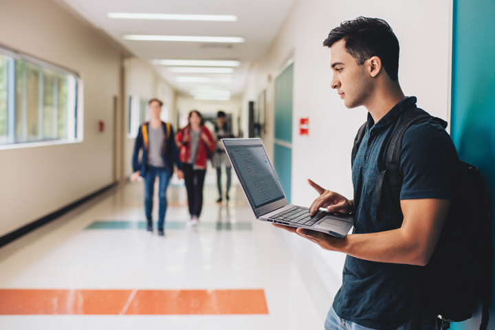 Jak wybrać kierunek szkoły policealnej, by zwiększyć swoje szanse na rynku pracy?